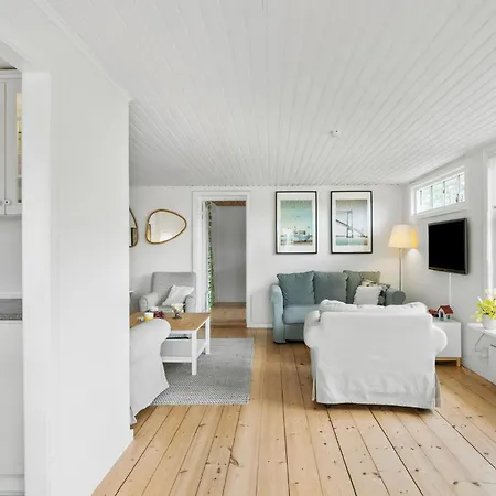 4 Bedroom Cozy In Feriehus